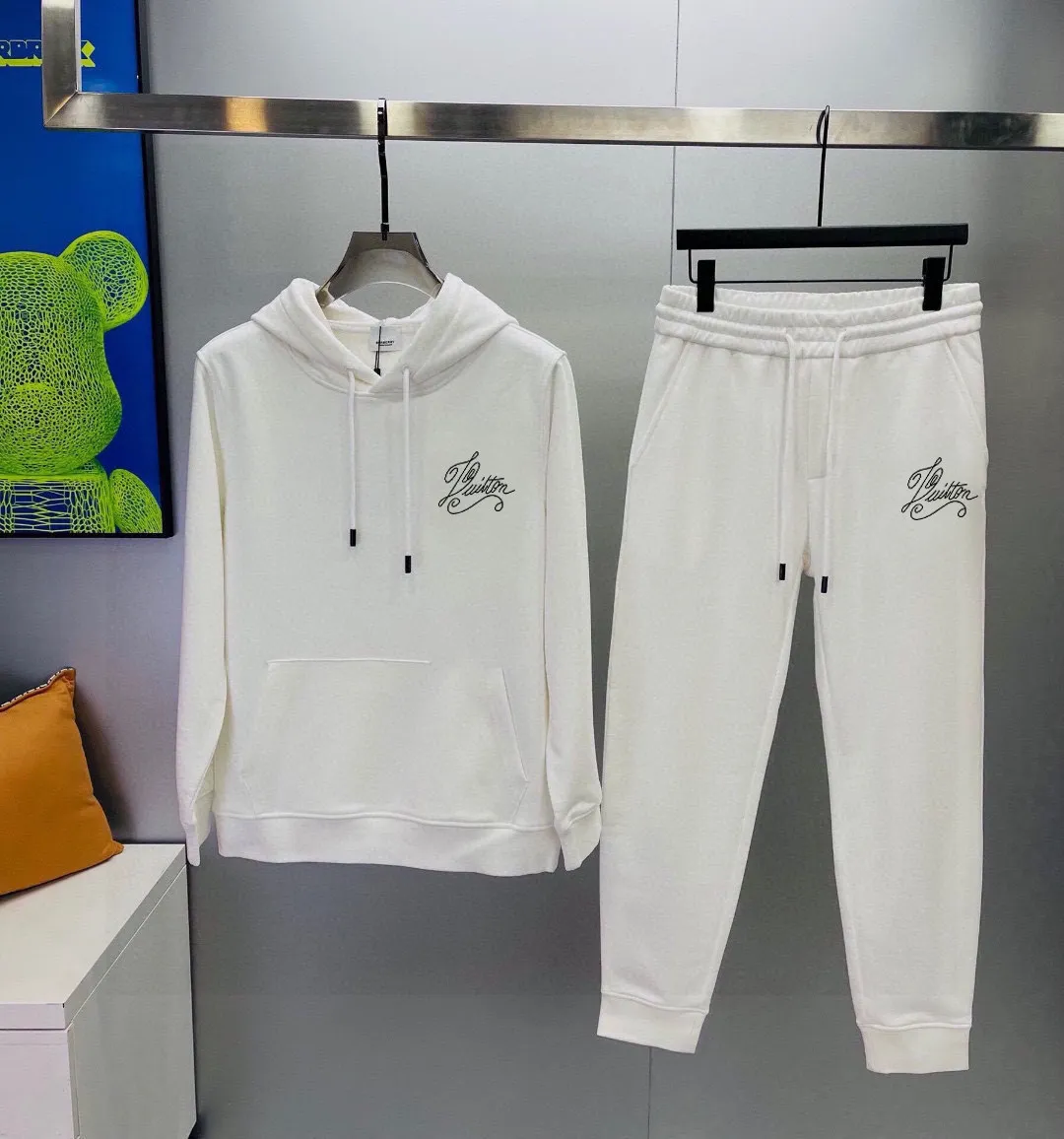 🅿️400 [Lv Louis Vuitton] (Fat Man Gospel) Hot-selling suit is coming. Focus on the original version of the official website. 2025 new hot-selling cardigan sweater suit. The original order is the best. 🇭🇰The meticulous work of top designers. Just for a fitting and perfect upper body effect. 100% natural high-quality Roman cotton, close-fitting comfort, noble and elegant! Original hardware embodies elegance and nobility! Counter size: M-5XL (maximum wear up to 220 pounds)